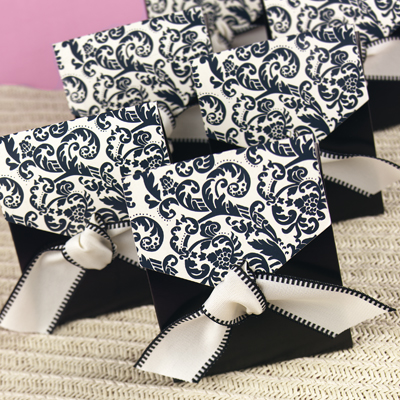 A tent favor box Damask black white 24ct