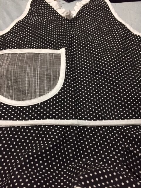 cos f apron blk polka dots